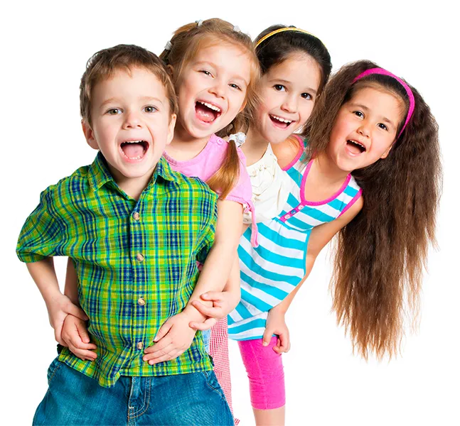 Gruppe von 4 fröhlichen Kindern