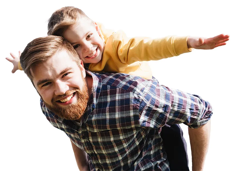 Bild eines fröhlichen, bärtigen Vaters, der mit seinem kleinen Sohn im Freien im Park Spaß hat.